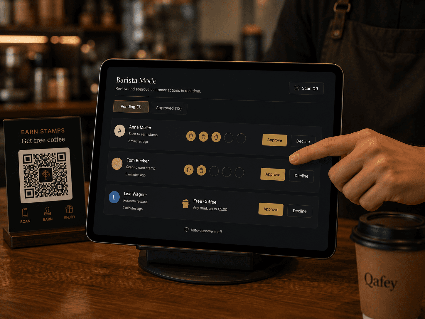 Barista mit einem Tablet auf dem Café-Tresen mit geöffnetem Qafey Barista-Modus – Liste offener und freigegebener Scans mit Ein-Tipp-Aktionen zum Freigeben/Ablehnen für jeden Kunden.
