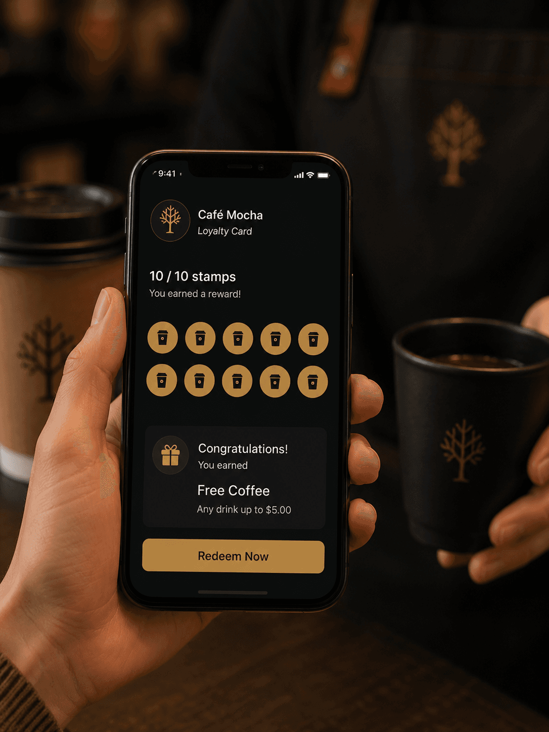 Handy des Kunden zeigt eine vollständige Qafey-Treuekarte mit der einlösebereiten Prämie an der Café-Theke.